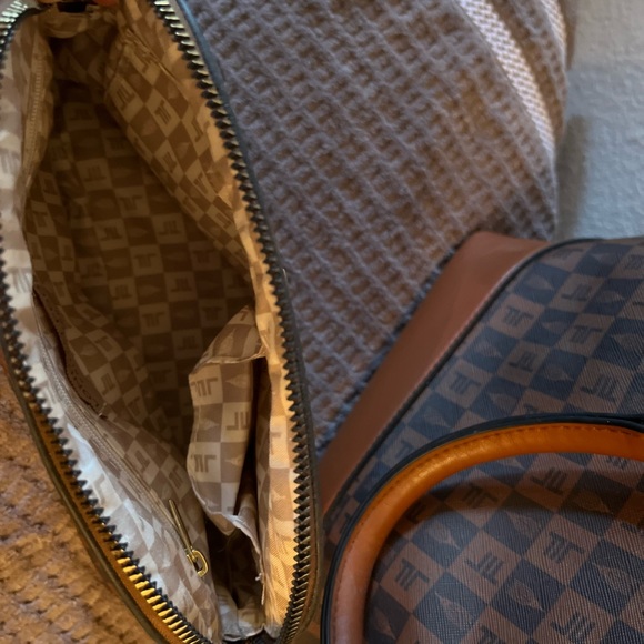 London Fog Dome Satchel Brown with Logo prints, medium sized includes makeup bag - Picture 9 of 9